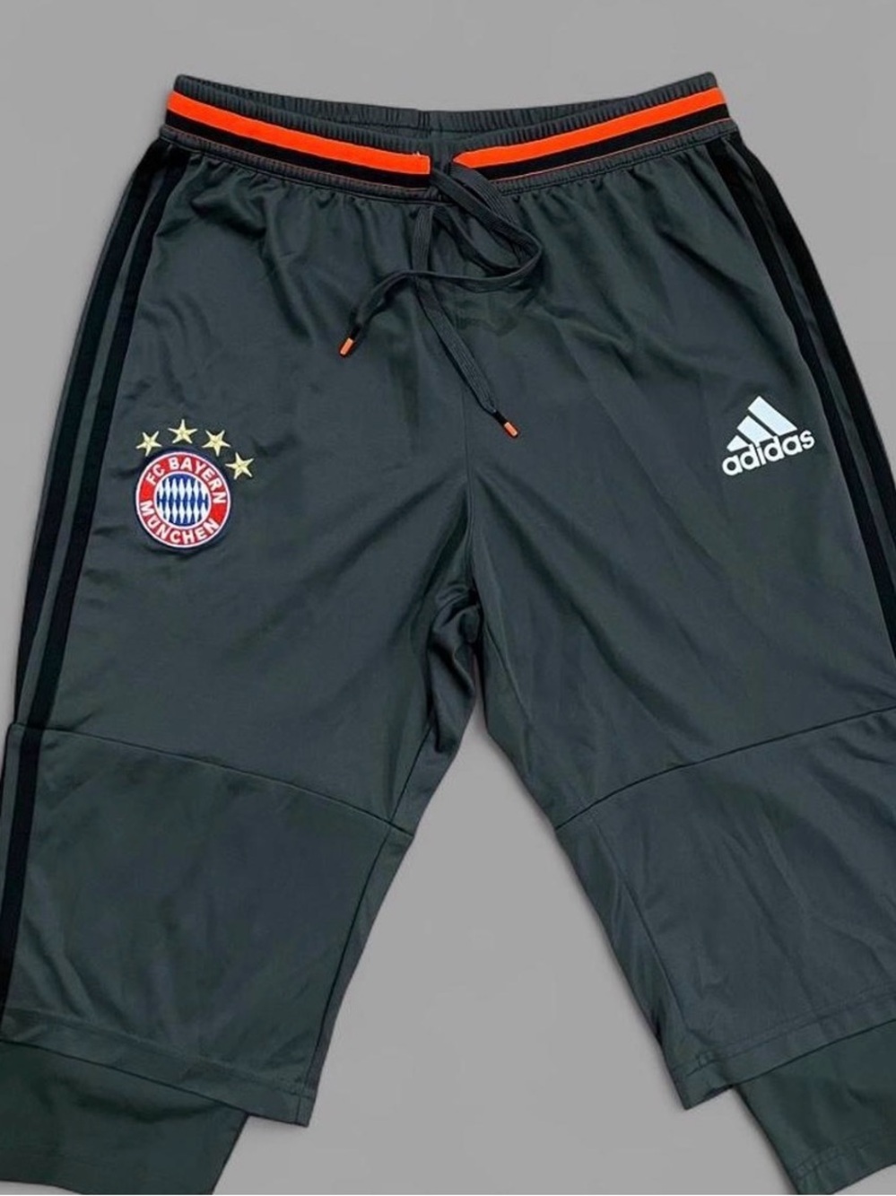 Adidas Men’s FC Bayern Munich 2016/17 Three-Quarter (3/4) Training shorts